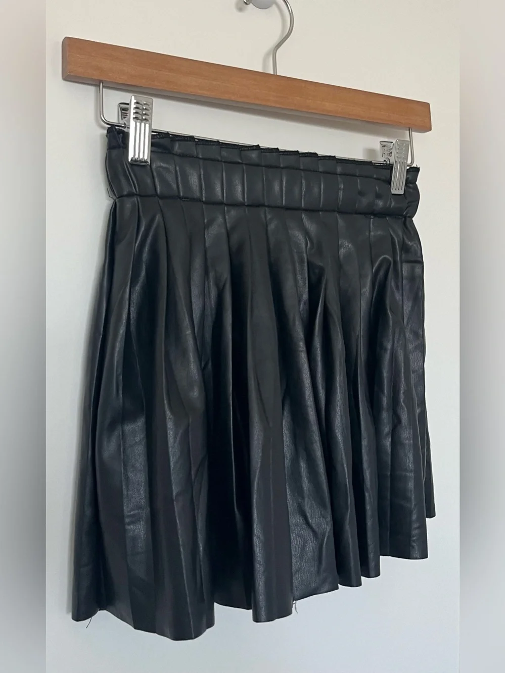 Betsey Johnson Faux Leather Pleated Mini Skirt Black Stretch Women’s Size 8 - Picture 3 of 9